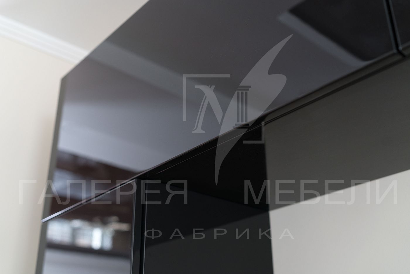 Кухня с чёрными фасадами Рейне 32